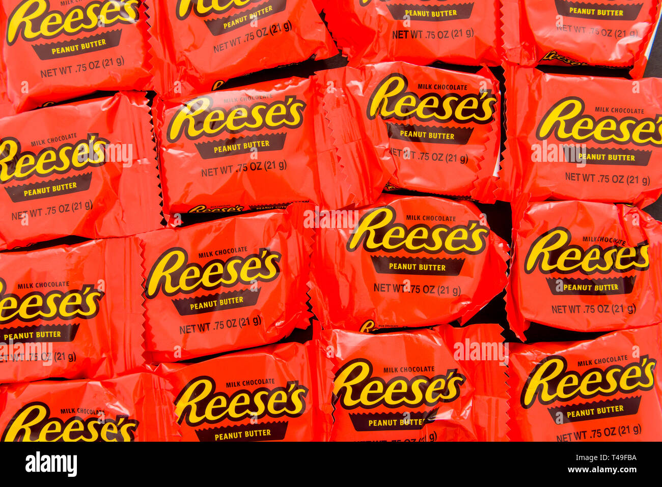 Winneconne, WI - 12 April 2019: eine Nahaufnahme von reeses Peanut butter cups Candy Bars auf einem isolierten Hintergrund Stockfoto