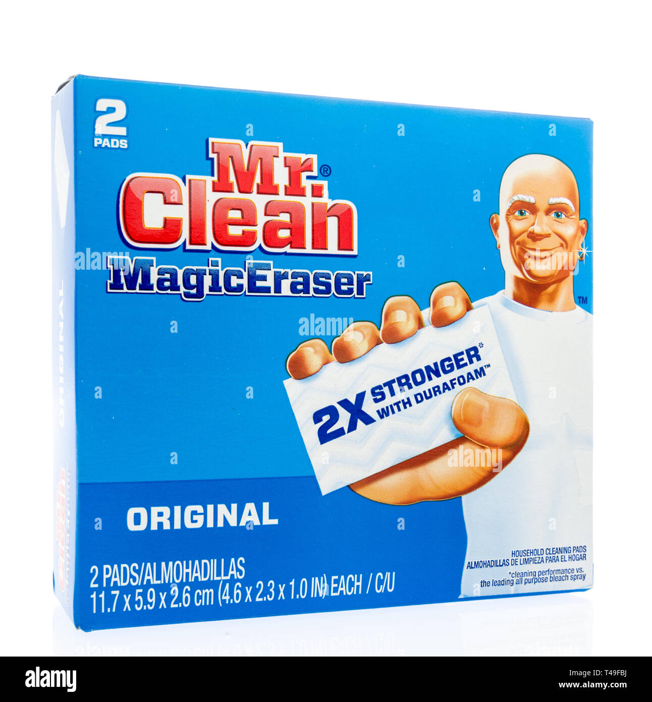 Winneconne, WI - 12. April 2019: ein Paket von Herrn Magic Clean Radierer 2 x stärker auf einem isolierten Hintergrund Stockfoto