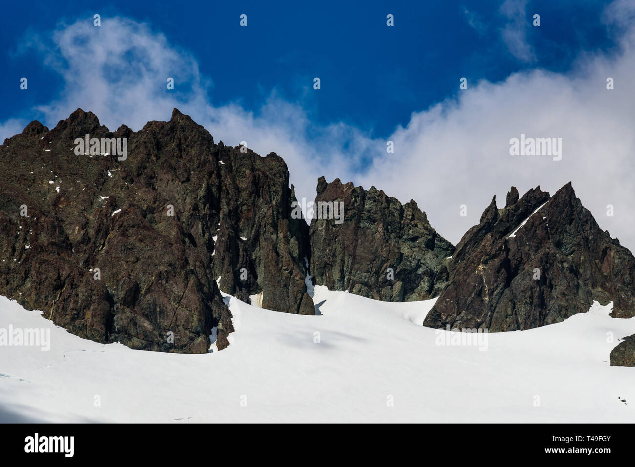 Helle polar sonniger Tag mit Bergen und Schnee, blauer Himmel und weiße Wolken, die Drygalski Fjord, Südgeorgien Stockfoto