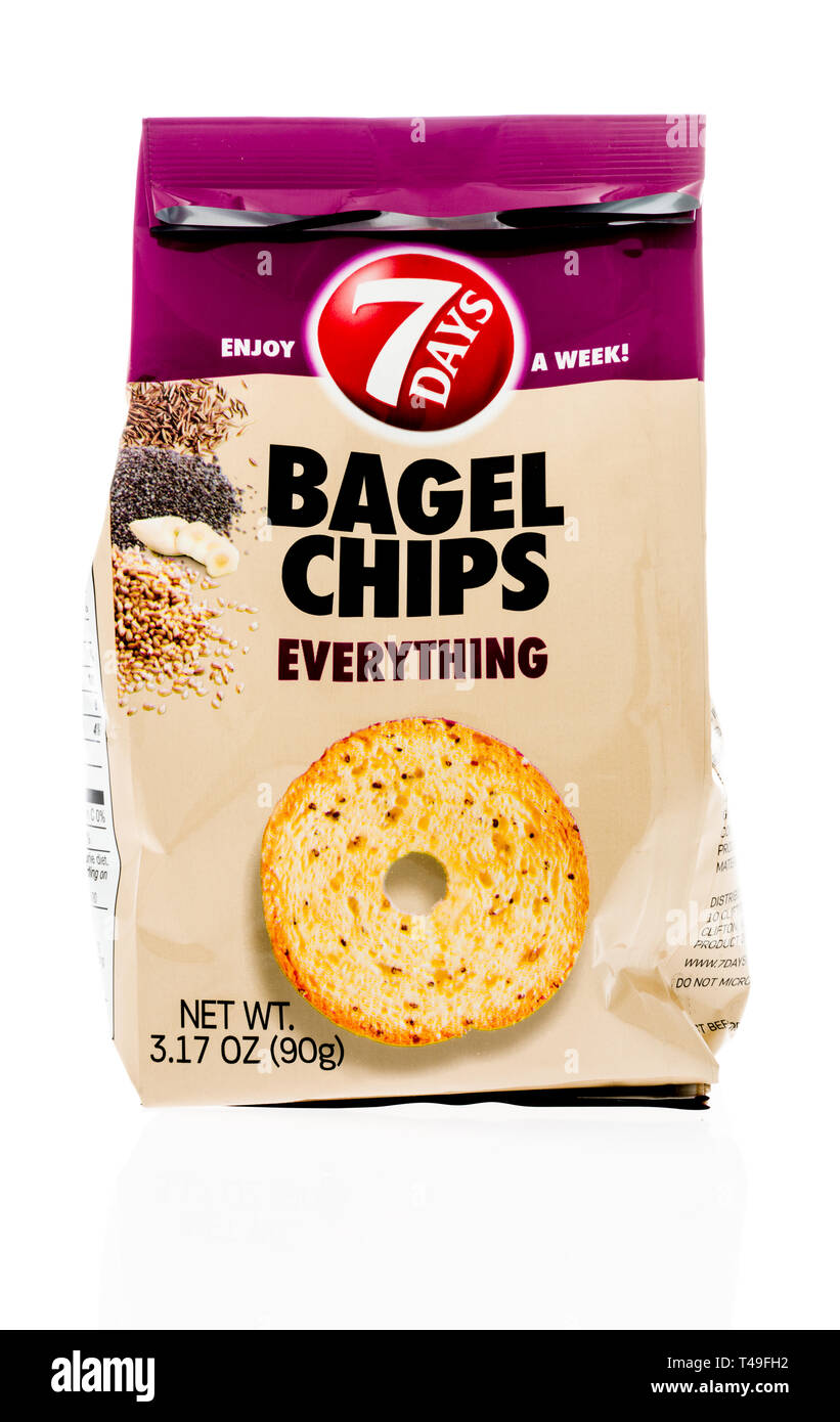 Winneconne, WI - 14. April 2019: ein Paket genießen Sie 7 Tage in der Woche bagel Chips alles Geschmack auf einem isolierten Hintergrund Stockfoto