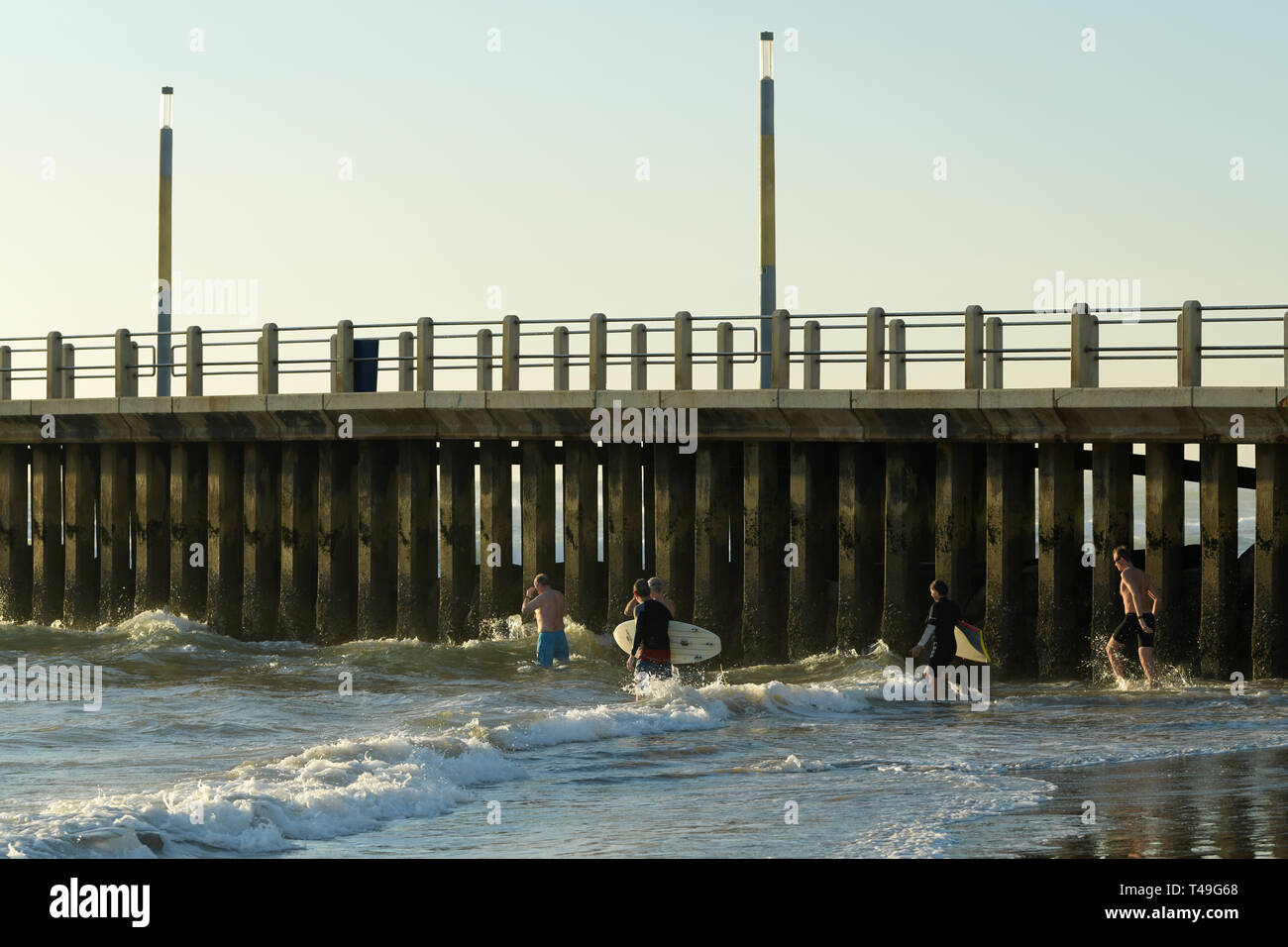 , Durban, KwaZulu Natal, Südafrika, Gruppe von erwachsenen Männern, Schwimmer eingabe Meer für Open water Schwimmen mit Surfer, Fitness, Gesundheit, Strand Stockfoto