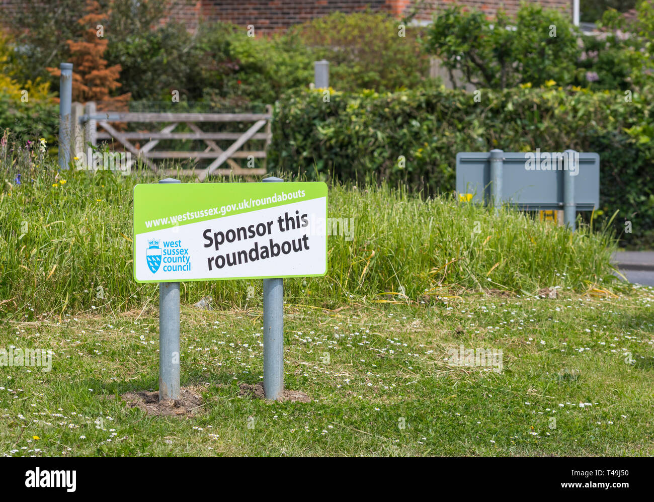 Dieser Kreisverkehr zeichen Sponsor an einem Kreisverkehr in Großbritannien. Stockfoto