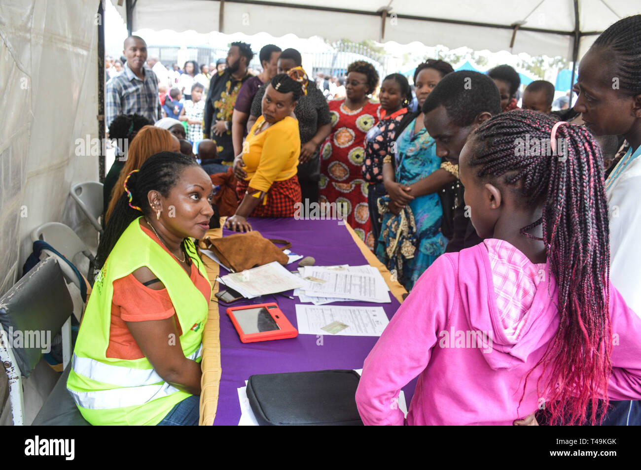 Nakuru, Rift Valley Kenia. 14 Apr, 2019. Menschen gesehen werden für Huduma Namba, Kenias nationale integrierte Identity Management System in Nakuru Stadt registriert. Die Regierung sagt, dass die neue Anzahl wird es in die nationale Planung helfen und soziale Dienste für die Bürger zu verbessern. MasterCard hat mit der Regierung von Kenia in diesem Projekt und viele Kenianer zusammengeschlossen, glauben, dass die Regierung nicht transparent bei der Einführung dieses Projekt ist. Credit: James Wakibia/SOPA Images/ZUMA Draht/Alamy leben Nachrichten Stockfoto