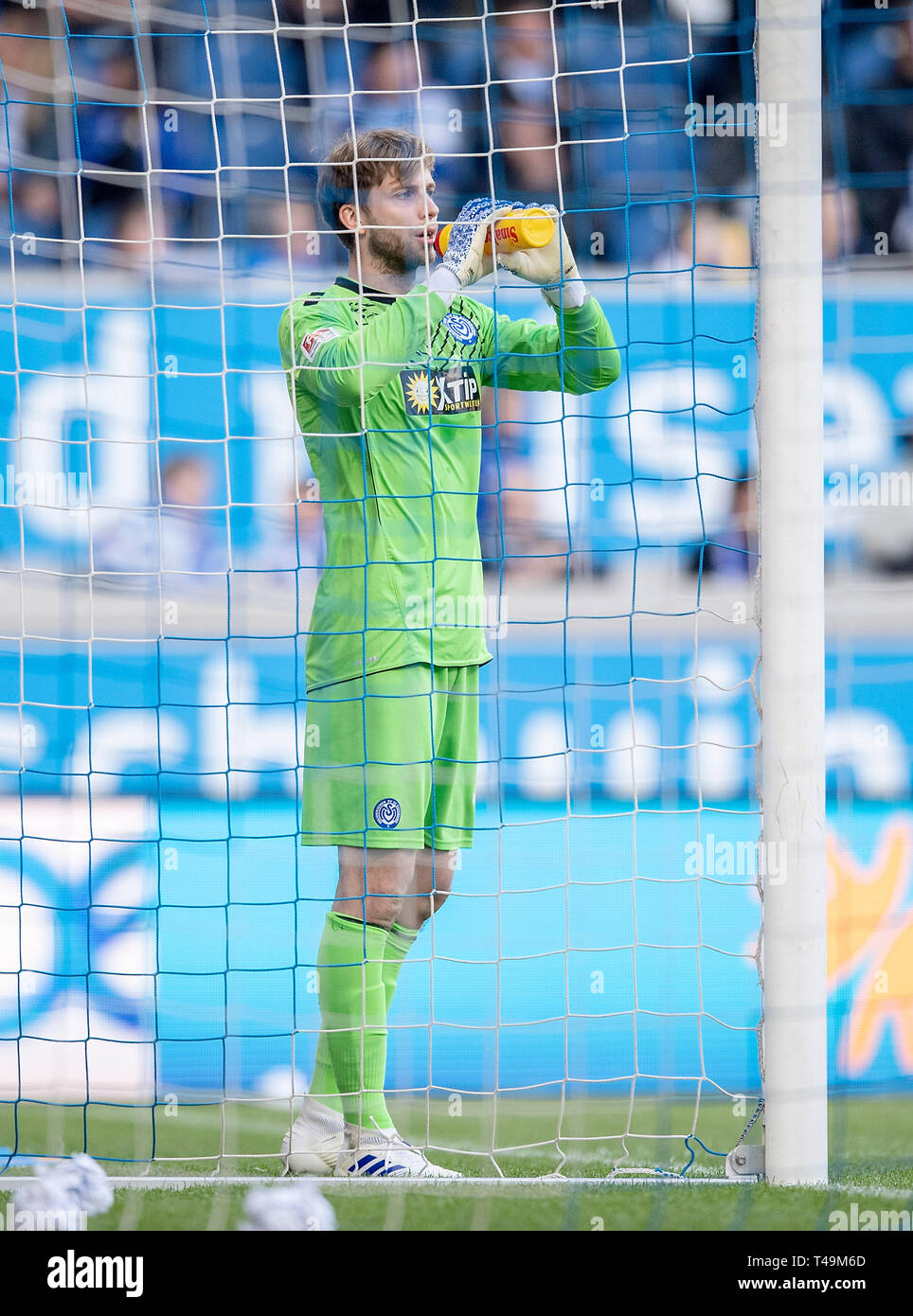 Duisburg, Deutschland. 10 Apr, 2019. Torwart Felix WIEDWALD (DU) spielt jetzt Fußball 2. 1. Fussballbundesliga, 26. Spieltag MSV Duisburg (DU)-FC Köln (K) 4:4, am 10/04/2019 in Duisburg/Deutschland. ##DFL-Bestimmungen verbieten die Verwendung von Fotografien als Bildsequenzen und/oder quasi-Video## € | Nutzung der weltweiten Kredit: dpa/Alamy leben Nachrichten Stockfoto