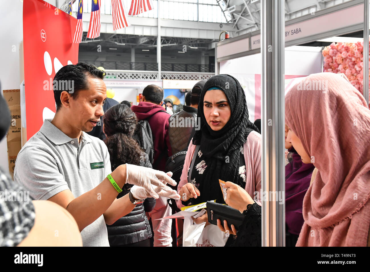 Olympia, London, UK. 14. Apr 2019. Moden und halal Essensstände Ausstellung in London muslimische Shopping Festival 2019 am 14. April 2019 in Olympia London, UK. Bild Capital/Alamy leben Nachrichten Stockfoto