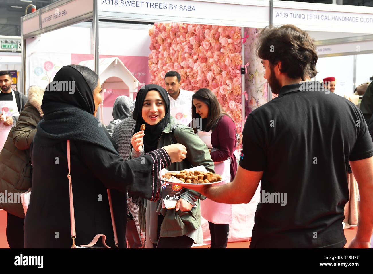 Olympia, London, UK. 14. Apr 2019. Moden und halal Essensstände Ausstellung in London muslimische Shopping Festival 2019 am 14. April 2019 in Olympia London, UK. Bild Capital/Alamy leben Nachrichten Stockfoto