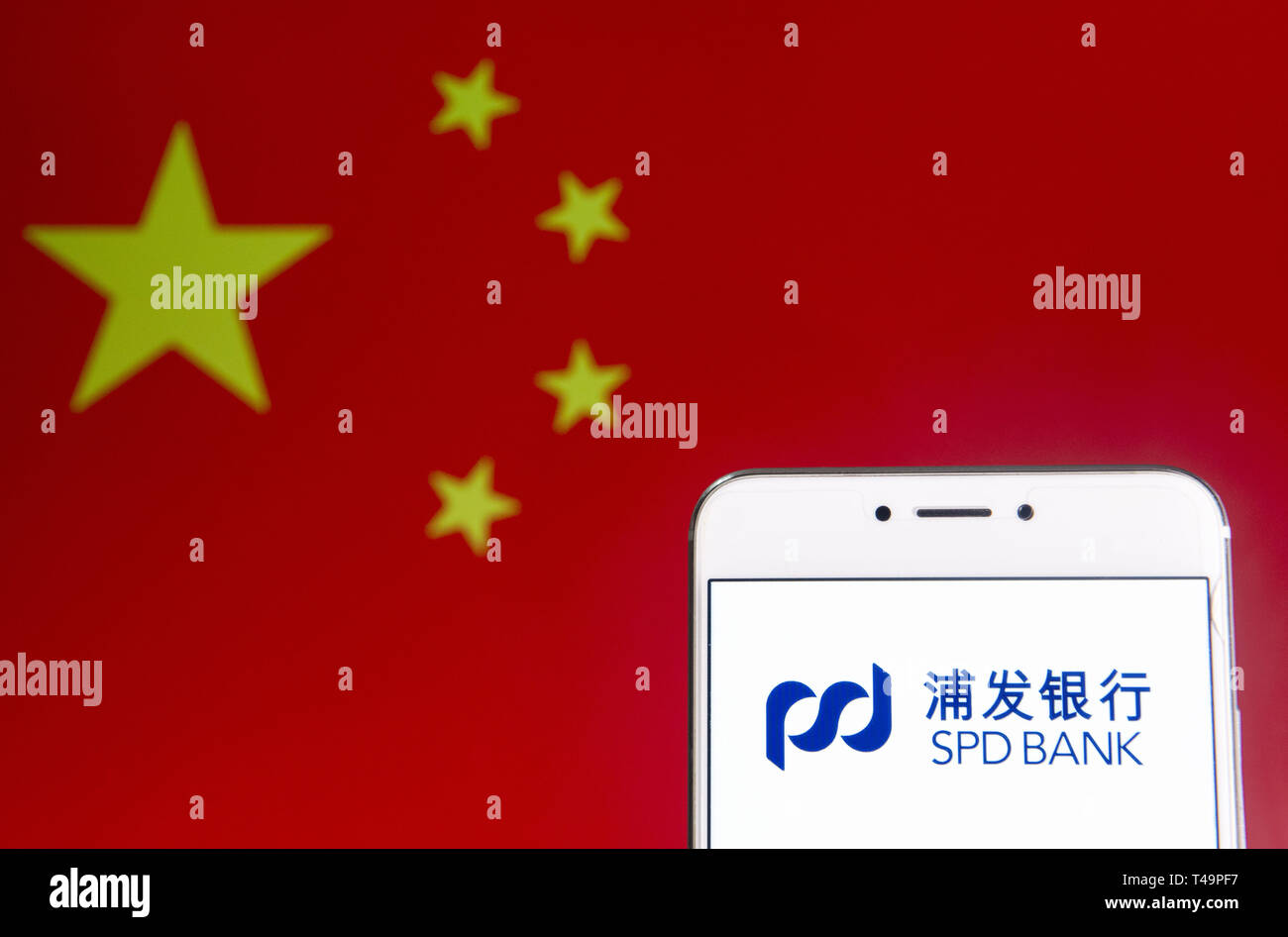 Hong Kong. 6 Apr, 2019. In diesem Foto, Bild a Shanghai Pudong Development Bank SPD-Logo ist auf ein Android mobiles Gerät mit der Volksrepublik China Flagge im Hintergrund zu sehen. Credit: Budrul Chukrut/SOPA Images/ZUMA Draht/Alamy leben Nachrichten Stockfoto