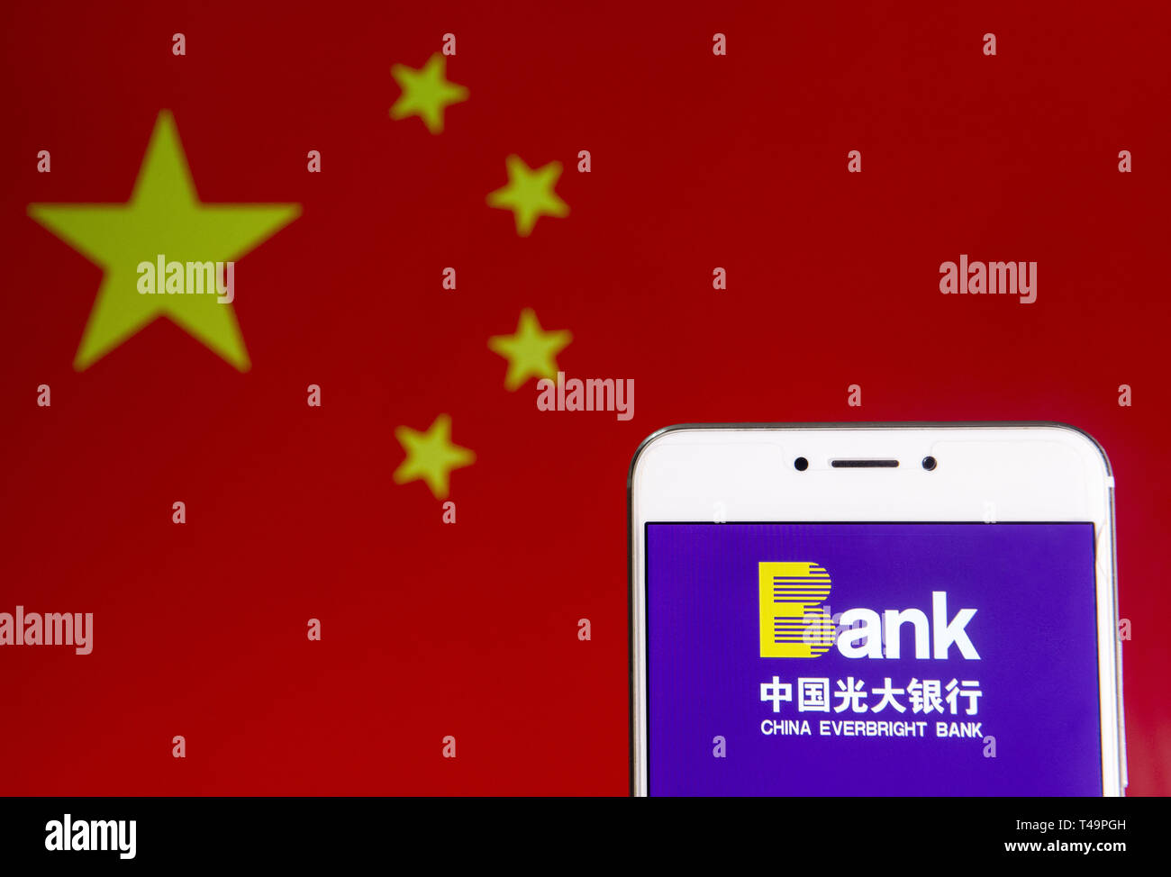 Hong Kong. 6 Apr, 2019. In diesem Foto Illustration einer chinesischen staatseigenen Bank- und Finanzdienstleistungen Unternehmens China Everbright Logo ist auf ein Android mobiles Gerät mit der Volksrepublik China Flagge im Hintergrund zu sehen. Credit: Budrul Chukrut/SOPA Images/ZUMA Draht/Alamy leben Nachrichten Stockfoto
