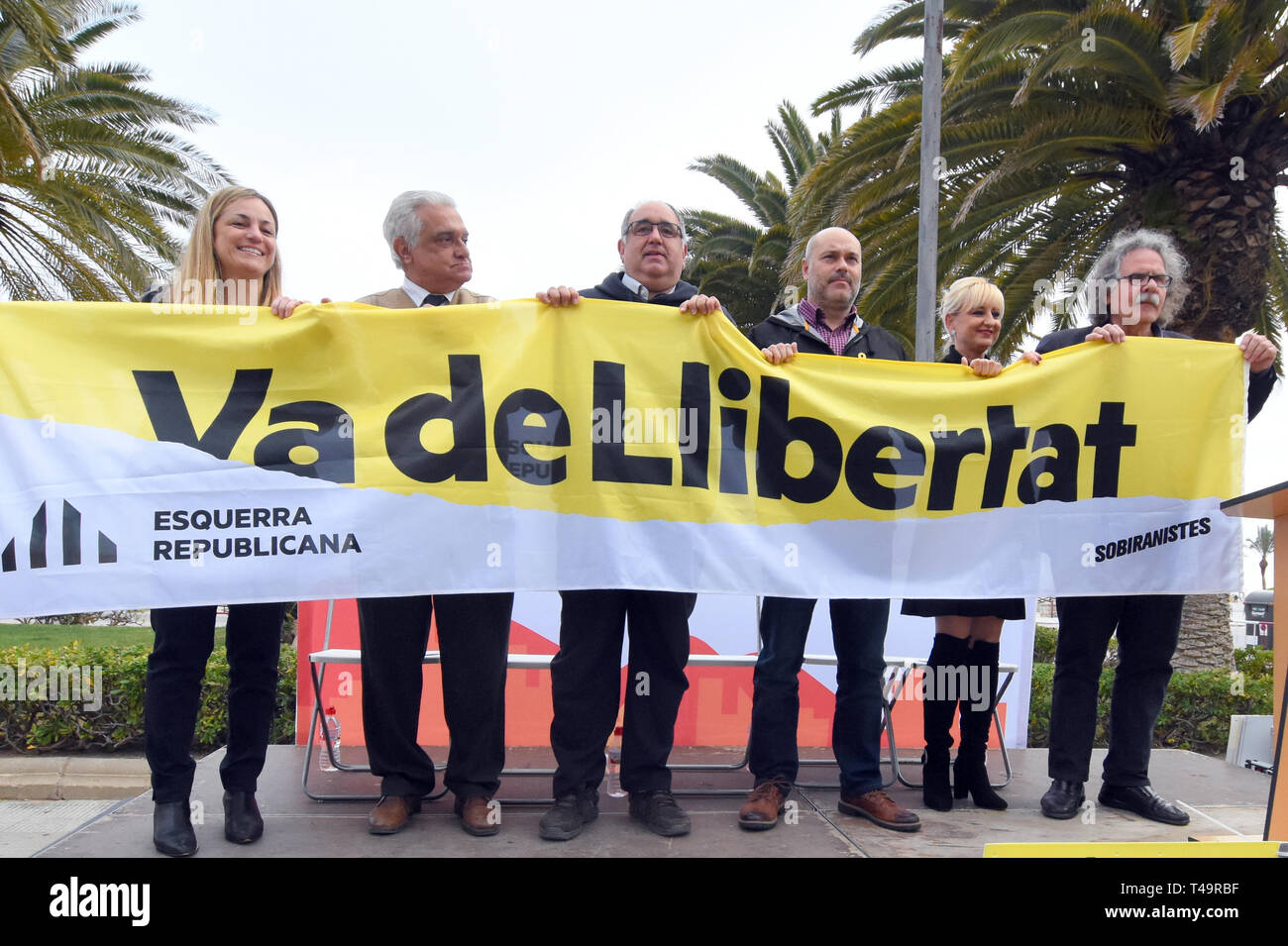 El Vendrell, Tarragona, Spanien. 14 Apr, 2019. Stellvertreter des Kongresses durch ERC (Republikanische Linke Kataloniens) Joan Trada gemeinsam mit den Mitgliedern des ERC von Tarragona der politische Akt gesehen halten einen Banner, der Wahlkampf für den nächsten allgemeinen Wahlen in El Vendrell. Credit: Ramon Costa/SOPA Images/ZUMA Draht/Alamy leben Nachrichten Stockfoto