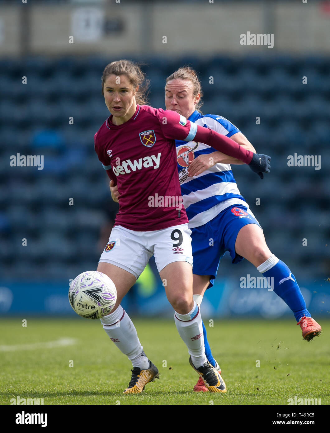 High Wycombe Uk 14 Apr 2019 Jane Ross Von West Ham Frauen Remi Allen Des Lesenden Frauen Wahrend Der Frauen Fa Cup Halbfinale Match Zwischen Lesen Frauen Und West Ham United Am