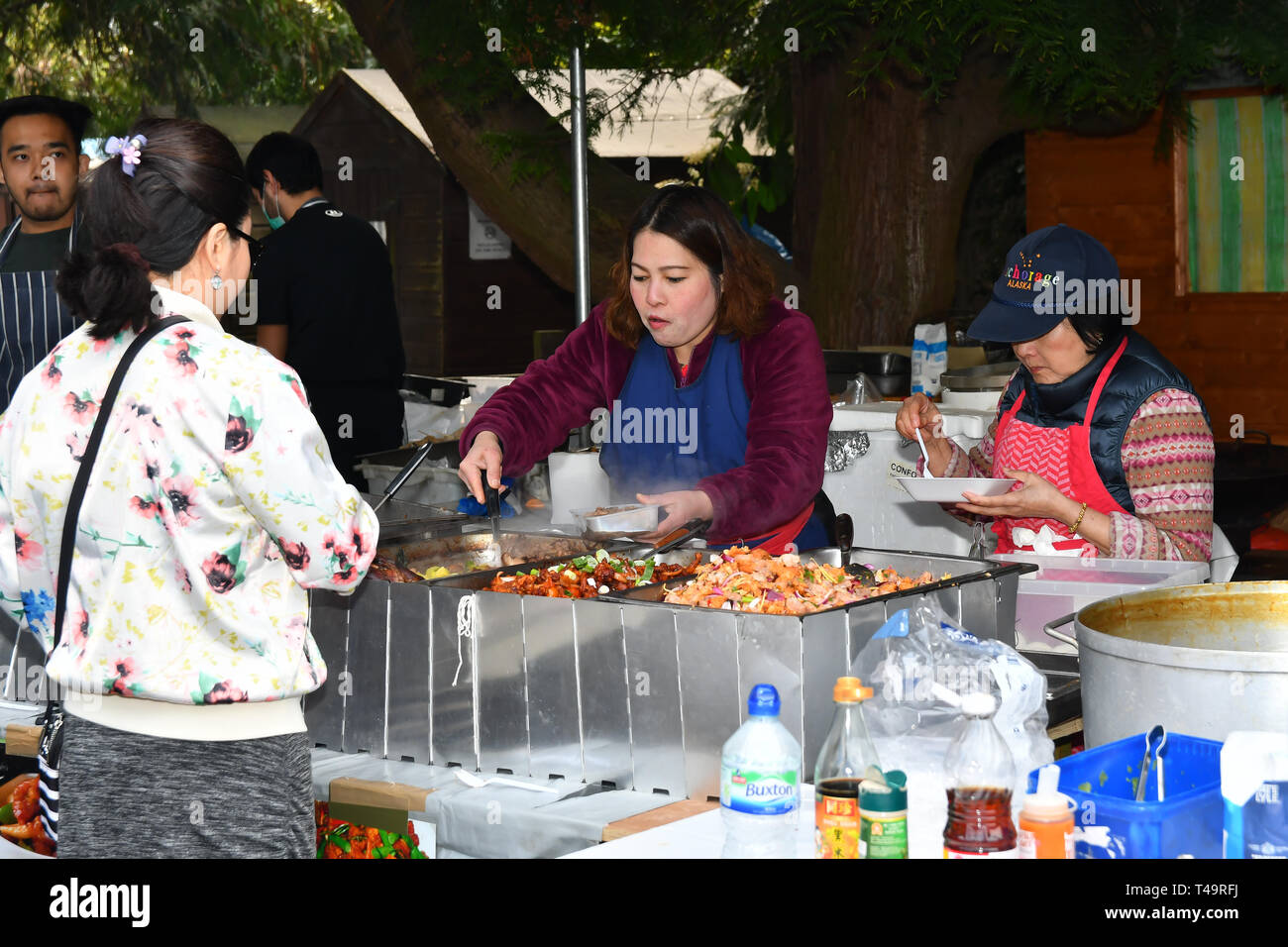 London, Großbritannien. 14 Apr, 2019. Feiert Thai Neujahr (Songkran) bei Buddhapadipa Tempel in Wimbledon als Wasser Songkran Festival, London, UK bekannt. Bild Capital/Alamy leben Nachrichten Stockfoto