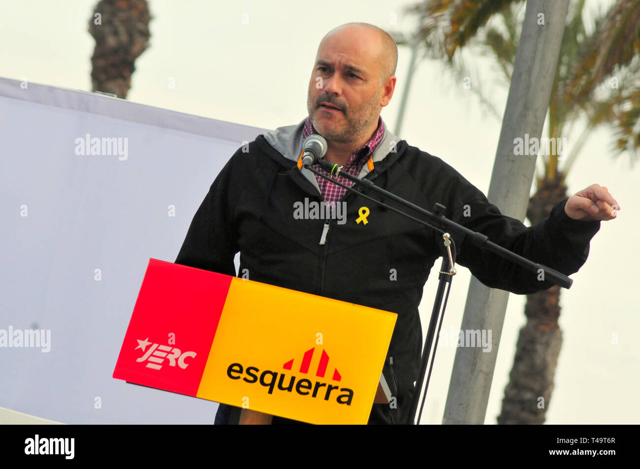 Der Kandidat für die Abgrenzung von Tarragona Jordi Salvador von ERC gesehen Sprechen während die Parlamente der politischen Akt an der Wahlkampf für den nächsten allgemeinen Wahlen in El Vendrell. Stockfoto