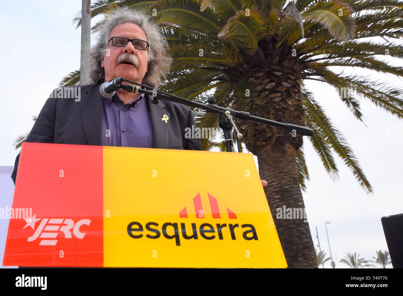 Stellvertreter des Kongresses durch ERC (Republikanische Linke Kataloniens) Joan Trada gesehen Sprechen während die Parlamente der politischen Akt an der Wahlkampf für den nächsten allgemeinen Wahlen in El Vendrell. Stockfoto