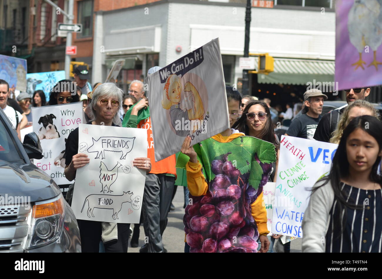 Menschen gesehen Plakate zu anderen veganen während der jährlichen Veggie Pride Parade zu fördern. Die Parade feiert Veganismus und Übungen die erste änderung Rechte derjenigen, die Gewalt gegen andere Tiere ablehnen. Stockfoto