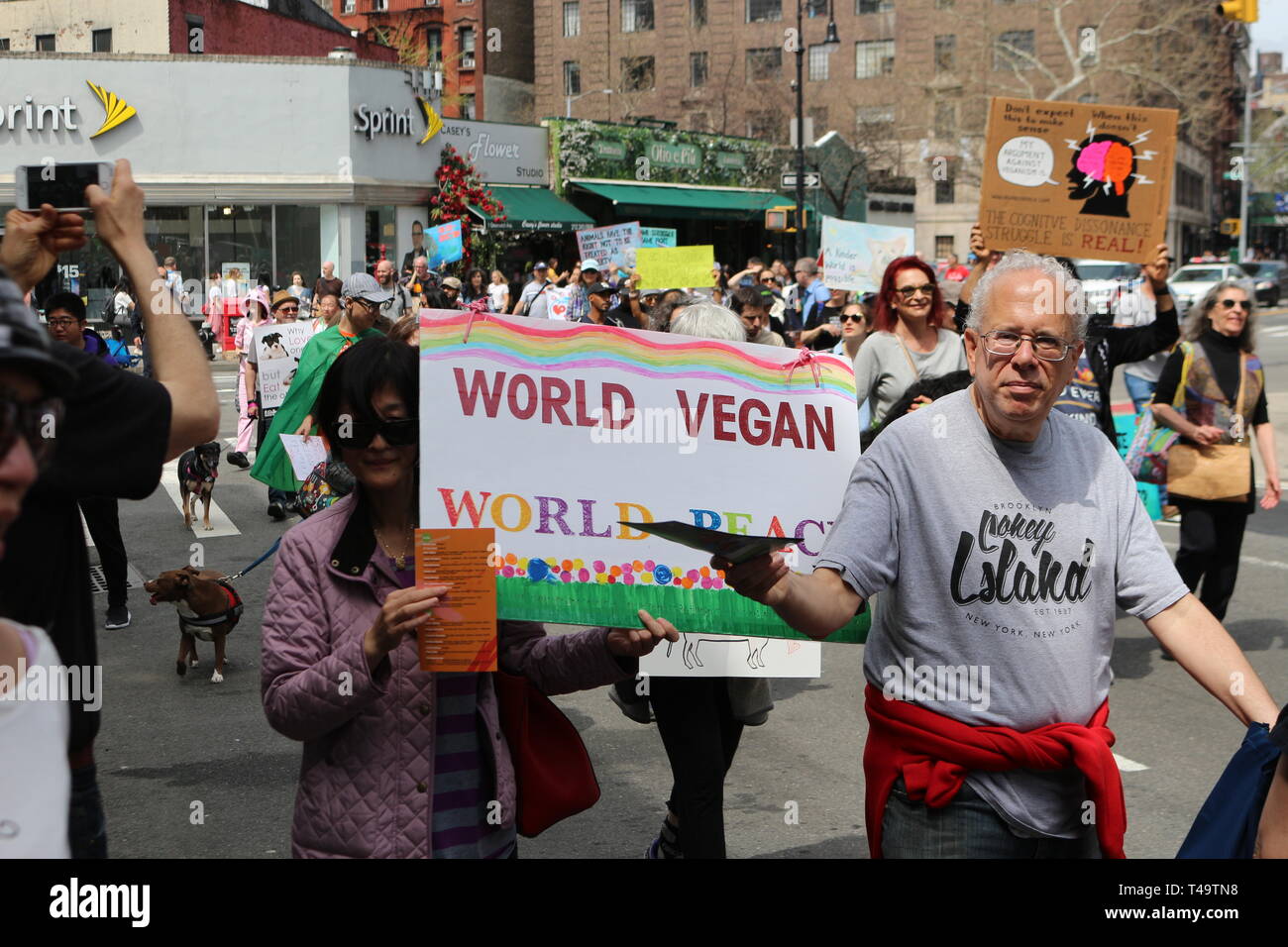Tier - Menschenrechtler, Umweltschützer und Menschen aller Altersgruppen gesehen marschieren mit Plakaten während des 12. jährlichen Veggie Pride Parade. Die Parade feiert Veganismus und Übungen die erste änderung Rechte derjenigen, die Gewalt gegen andere Tiere ablehnen. Stockfoto