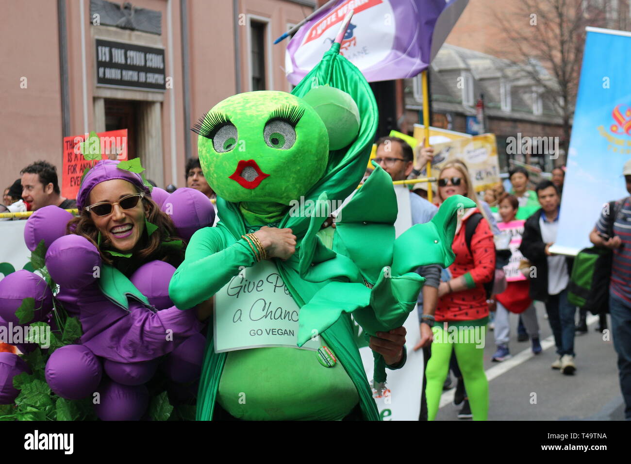 Teilnehmer gekleidet wie ein Tier gesehen, bei der 12. jährlichen Veggie Pride Parade marschieren. Die Parade feiert Veganismus und Übungen die erste änderung Rechte derjenigen, die Gewalt gegen andere Tiere ablehnen. Stockfoto