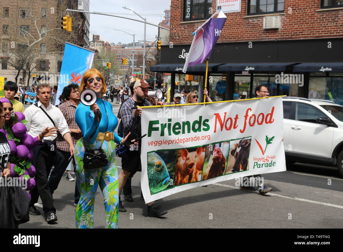 Leute gesehen, die ein Banner zu anderen veganen während der jährlichen Veggie Pride Parade zu fördern. Die Parade feiert Veganismus und Übungen die erste änderung Rechte derjenigen, die Gewalt gegen andere Tiere ablehnen. Stockfoto