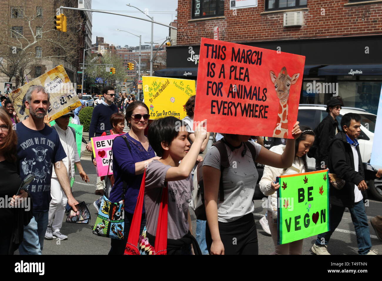Menschen gesehen Plakate zu anderen veganen während der jährlichen Veggie Pride Parade zu fördern. Die Parade feiert Veganismus und Übungen die erste änderung Rechte derjenigen, die Gewalt gegen andere Tiere ablehnen. Stockfoto