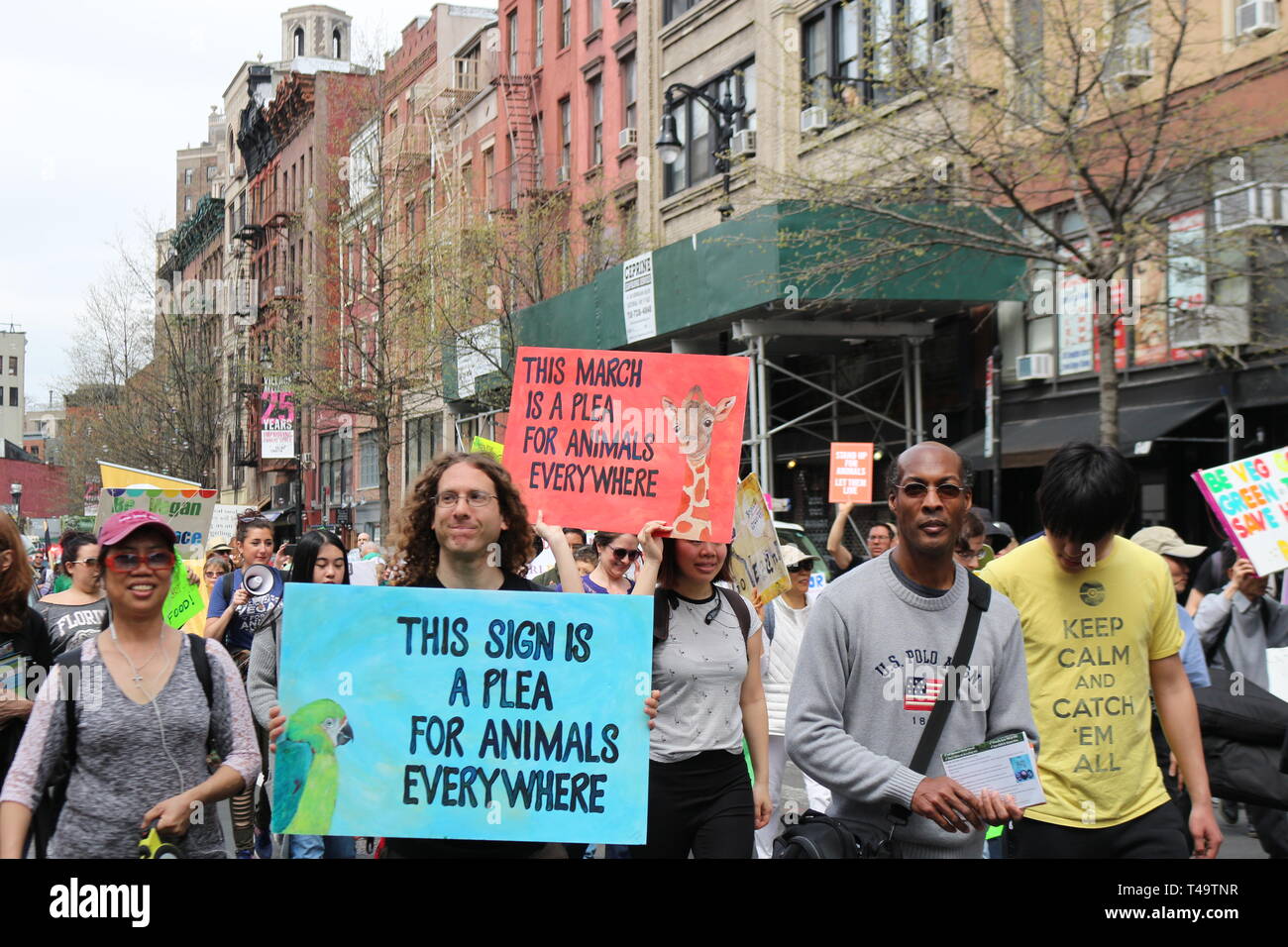 Tier - Menschenrechtler, Umweltschützer und Menschen aller Altersgruppen gesehen marschieren mit Plakaten während des 12. jährlichen Veggie Pride Parade. Die Parade feiert Veganismus und Übungen die erste änderung Rechte derjenigen, die Gewalt gegen andere Tiere ablehnen. Stockfoto