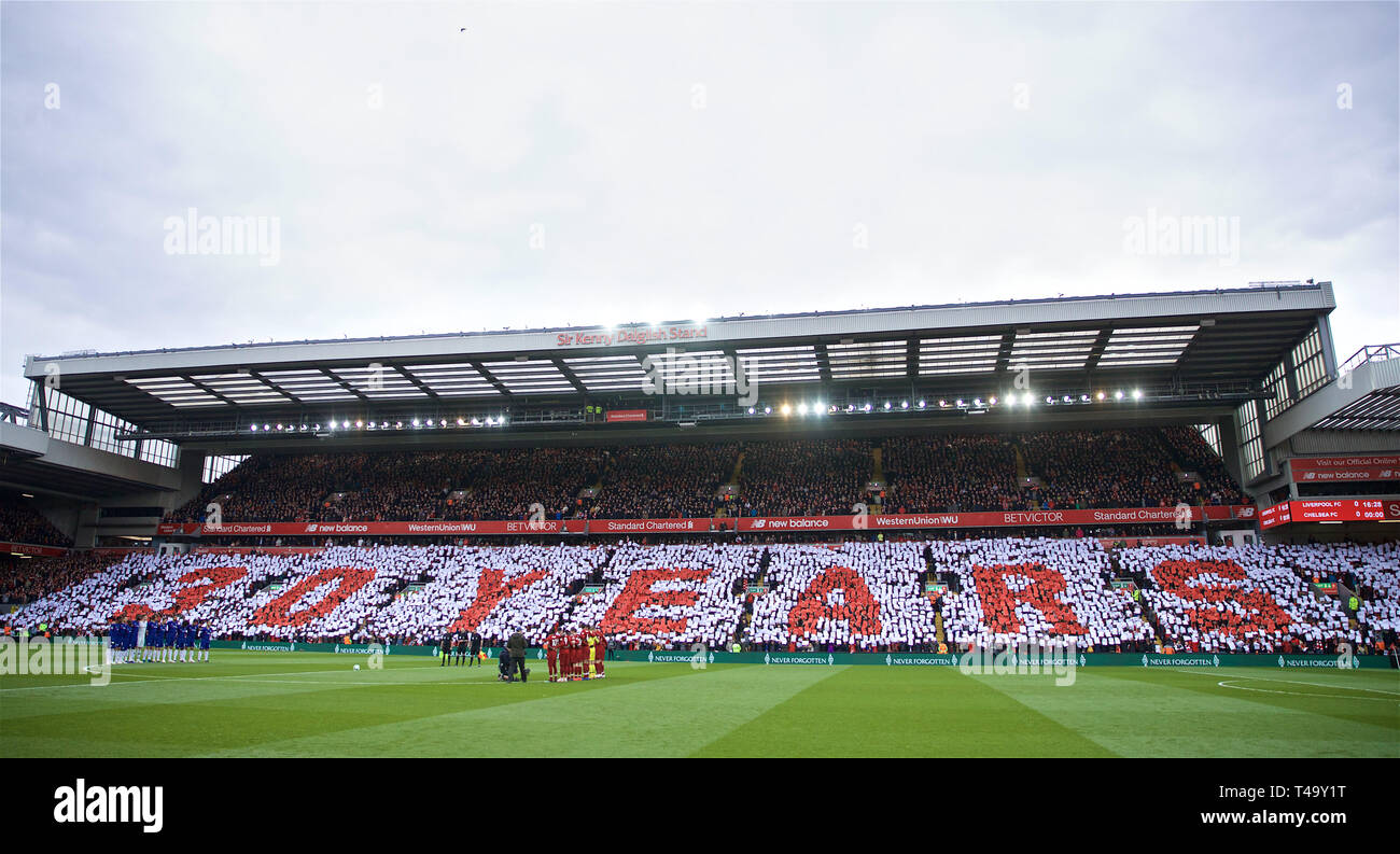 (190415) - Liverpool, April 15, 2019 (Xinhua) - Liverpool Unterstützer bilden ein Mosaik markiert den 30. Jahrestag der Katastrophe von Hillsborough Stadion vor der Englischen Premier League Spiel zwischen dem FC Liverpool und Chelsea FC bei Anfield in Liverpool, Großbritannien am 14. April 2019. April 15 markiert den 30. Jahrestag der Katastrophe. (Xinhua) für die redaktionelle Verwendung. Nicht FÜR DEN VERKAUF FÜR MARKETING ODER WERBEKAMPAGNEN. Keine VERWENDUNG MIT NICHT AUTORISIERTEN Audio-, Video-, Daten-, SPIELPLÄNE, Verein/LIGA LOGOS ODER "LIVE" Dienstleistungen. IN-MATCH VERWENDUNG BESCHRÄNKT AUF 45 Bilder, kein Video EMULATION ONLINE. Keine VERWENDUNG IN WETTEN, GAM Stockfoto