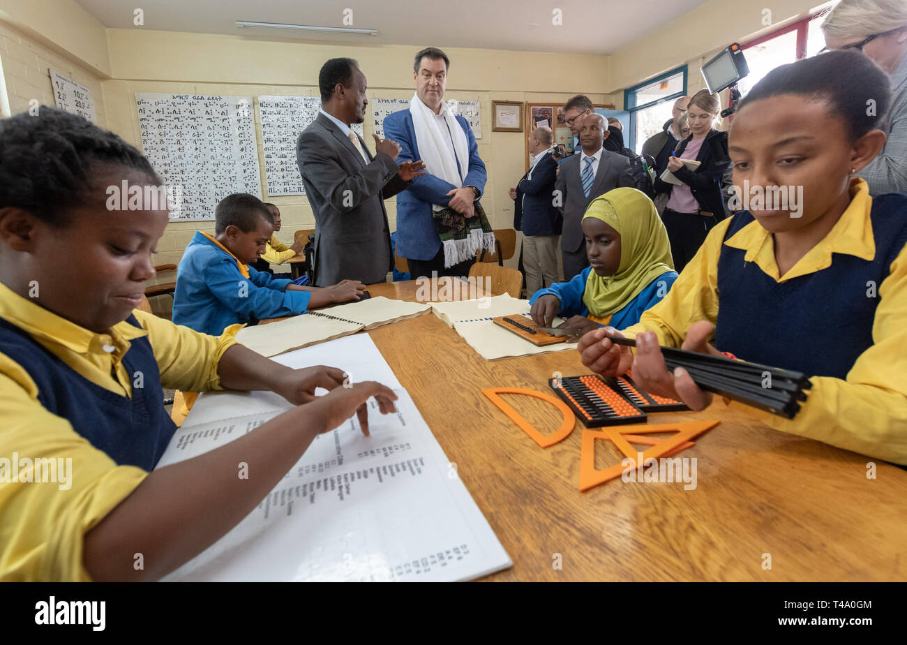 Addis Abeba, Äthiopien. 15 Apr, 2019. Markus Söder (CSU), Ministerpräsident von Bayern, besuche die "Deutsche Kirche Schule" am ersten Tag seiner ersten großen Auslandsreise in Äthiopien. Die Schule ist vor allem mit der Bildung von behinderten Kindern und informiert sich in einem Klassenzimmer für sehbehinderte Schüler der Grundschulen. Der CSU-Chef wird das Land am Horn von Afrika bis zum 18. April 2019. Credit: Peter Kneffel/dpa/Alamy leben Nachrichten Stockfoto