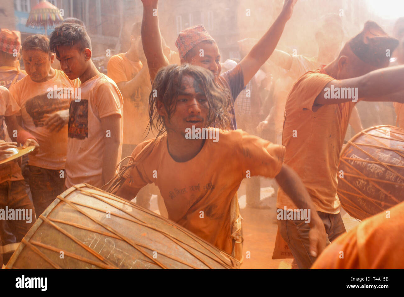 Thimi, Nepal. 15 Apr, 2019. Devotees verschmierte in Vermillion Pulver gesehen spielen traditionellen Trommeln während des Festivals. Sindoor Jatra oder vermillion Pulver Festival jedes Jahr gefeiert wird die Ankunft des Frühlings und der Nepalesischen Neues Jahr, durch das Spielen von traditionellen Instrument, Gesang, Tanz und Durchführung von Wagen in mehrere Götter und Göttinnen um das Dorf willkommen zu heißen. Credit: Sunil Pradhan/SOPA Images/ZUMA Draht/Alamy leben Nachrichten Stockfoto