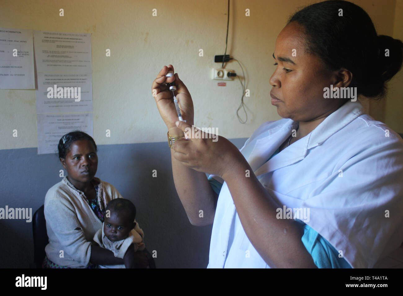 Iarintsena, Madagaskar. 26 Mär, 2019. Die Krankenschwester Rasolofoniaina Lantonirina ist kleine Kinder gegen Masern impfen im Gesundheitszentrum von Iarintsena im Süden von Madagaskar. In Madagaskar, nur etwa die Hälfte aller Kinder sind geimpft. Einer der größten Ausbrüche der Welt zeigt die schrecklichen Folgen gibt. (Dpa: "Tausende von Todesfällen: Masern ihre verheerende Leistung an, in Madagaskar") Credit: Laetitia Bezain/dpa/Alamy leben Nachrichten Stockfoto