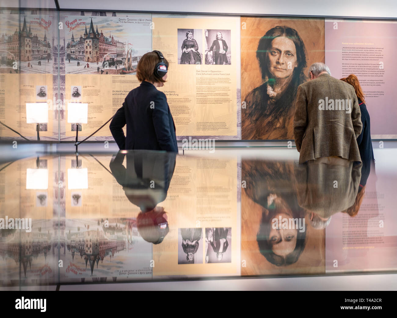 15. April 2019, Hessen, Frankfurt/Main: Besucher der Presse Vorschau auf die Ausstellung "Clara Schumann. Eine moderne Frau im 19. Jahrhundert Frankfurt" stehen vor einem Pastell Zeichnungen (r) von Franz Lenbach, im Jahre 1878, die der Musiker. Der 200. Geburtstag von Clara Schumann (1819-1896), im Institut für Stadtgeschichte vom 16. April 2019 bis 26. Januar 2020 wird bewegten Leben des Künstlers im Zusammenspiel mit der Geschichte des sich schnell verändernden Stadt im 19. Jahrhundert zeigen. Foto: Frank Rumpenhorst/dpa Stockfoto