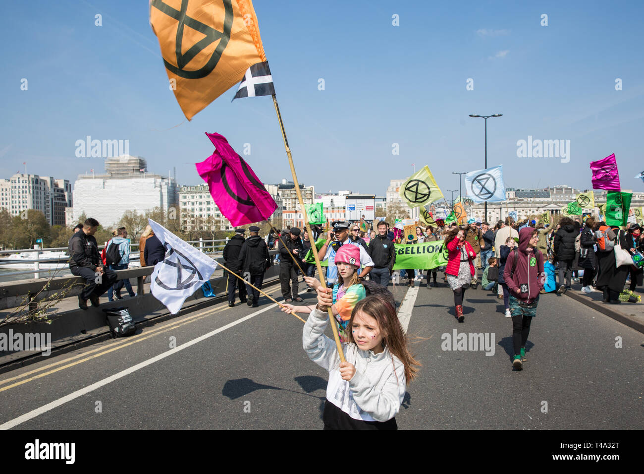 London, Großbritannien. 15. April 2019. Klima Aktivisten vor dem Aussterben Rebellion beginnen' International Rebellion UK - Abschalten London!" Veranstaltungen durch die Blockierung der Waterloo Bridge damit beginnen, ein Garten entlang der Länge der Brücke auf der Regierung auf, dringend Maßnahmen zur Bekämpfung des Klimawandels zu ergreifen. Credit: Mark Kerrison/Alamy leben Nachrichten Stockfoto