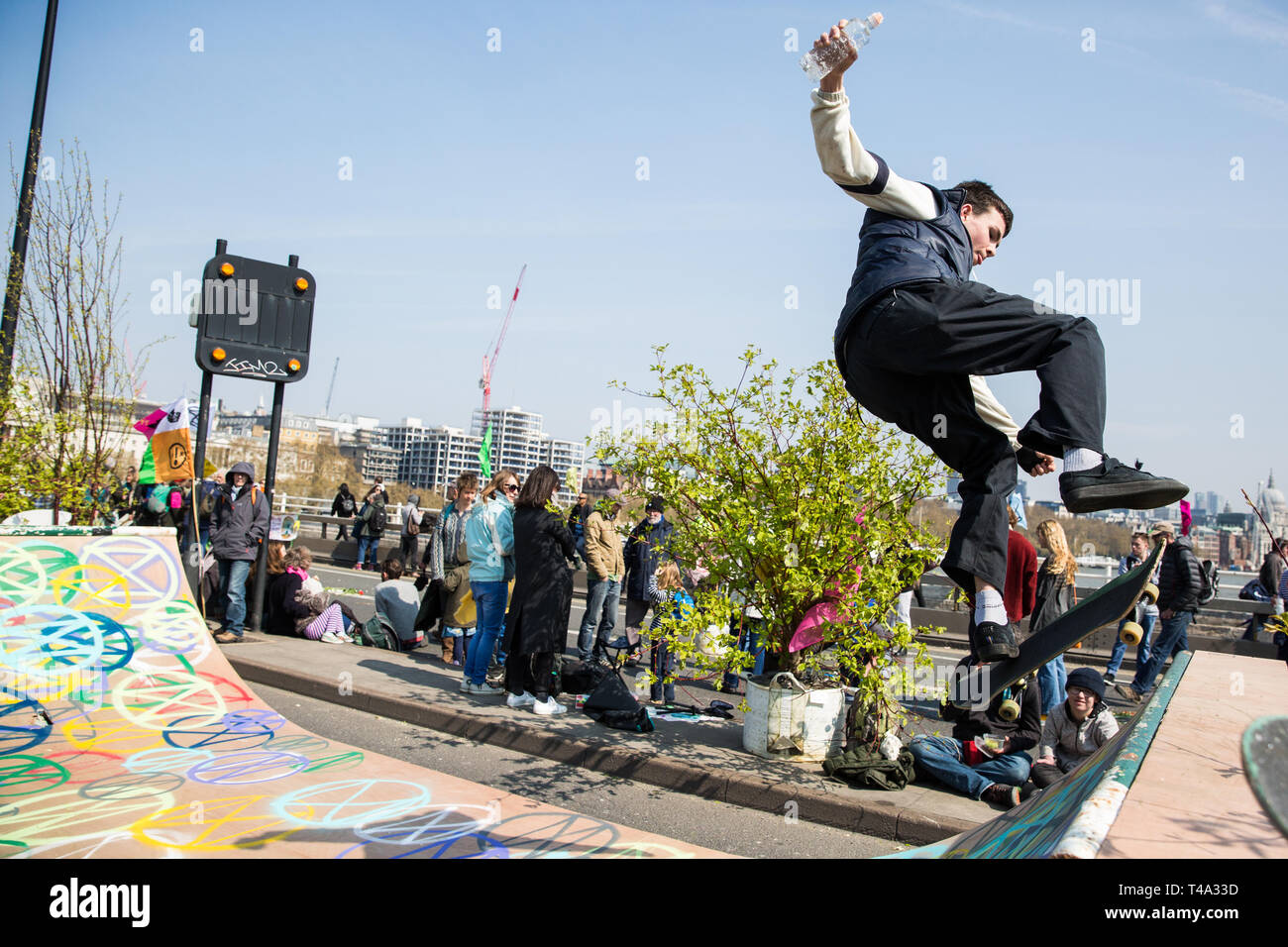 London, Großbritannien. 15. April 2019. Klima Aktivisten vor dem Aussterben Rebellion beginnen' International Rebellion UK - Abschalten London!" Veranstaltungen durch die Blockierung der Waterloo Bridge damit beginnen, ein Garten entlang der Länge der Brücke auf der Regierung auf, dringend Maßnahmen zur Bekämpfung des Klimawandels zu ergreifen. Credit: Mark Kerrison/Alamy leben Nachrichten Stockfoto