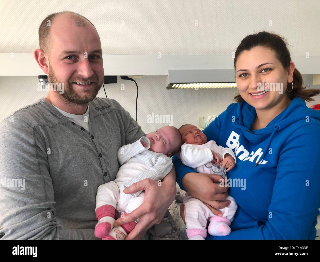 HANDOUT - 15. April 2019, Nordrhein-Westfalen, Köln: Das Handout der Kliniken Köln zeigt (L-R) Vater Alexander, der Erstgeborene Liana, die jüngeren Leonie und die Mutter Oxana kurz nach der Geburt des zweiten geborene Tochter Leonie. Mit 97 Tage Zeitunterschied zwei Zwillinge in Köln geboren wurden. Eine solche "zweistufigen twin Geburt" ist sehr selten weltweit, das Krankenhaus Köln-Holweide verkündet am 15.04.2019. Foto: Sigrid Krebs/Kliniken Köln/dpa Stockfoto