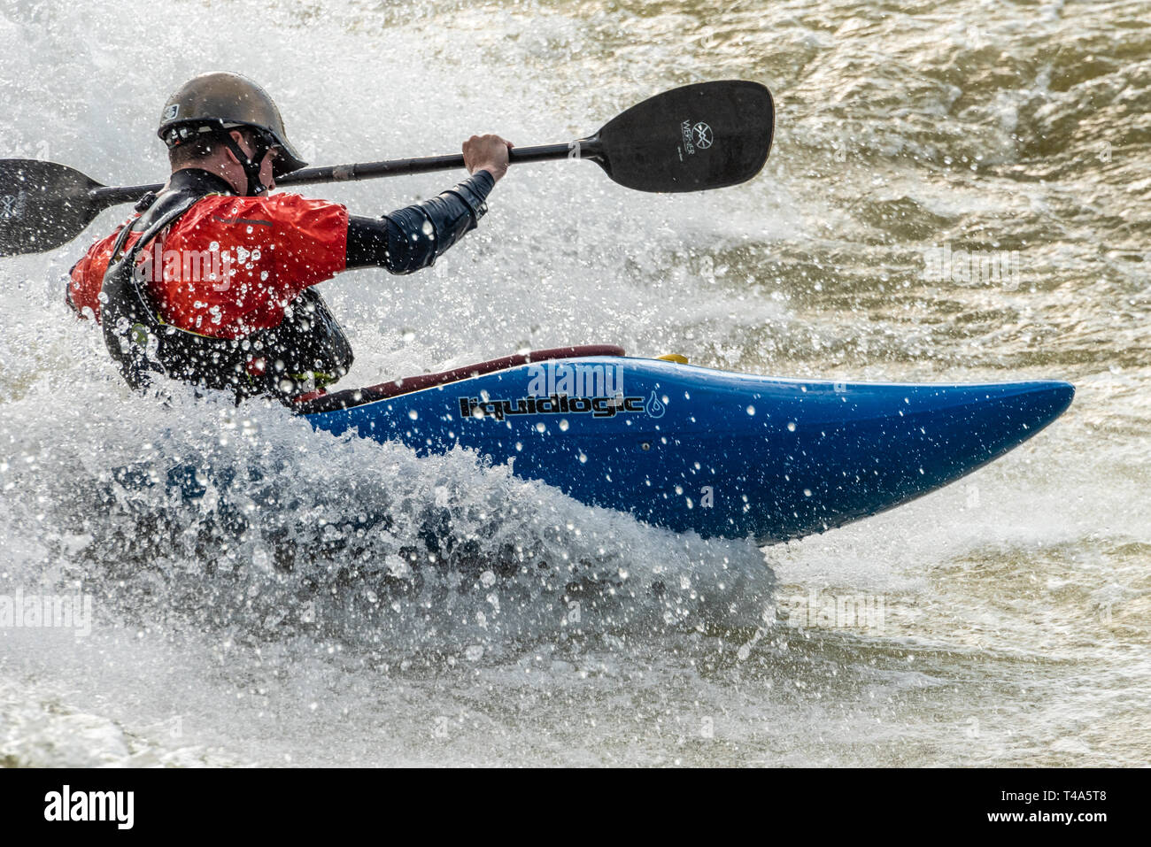 Wildwasser Paddler im Süden paddeln Kajak Wettbewerb & Festival am Chattahoochee River in Uptown Columbus, Georgia. (USA) Stockfoto