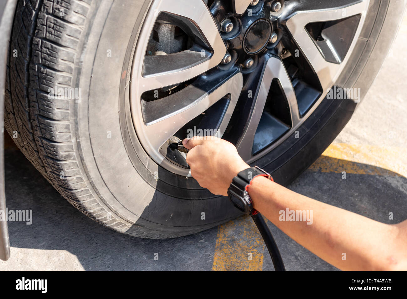 Reifen mit luft füllen -Fotos und -Bildmaterial in hoher Auflösung – Alamy