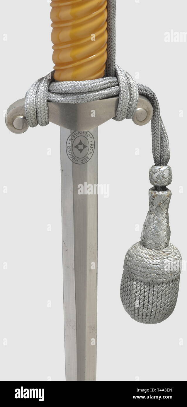 Ein Modell 1935 Dolch für Offiziere in der Armee, mit portepee und Kleiderbügel, Teekocher Richard Abr. Herder, Solingen sehr schöne Klinge mit der geätzten Teekocher logo und versilberten Parierstange und Knauf. Orange farbigem Kunststoffgriff und versilberte Stahlscheide. Silberne portepee und kaum deluxe Aufhängungen verwendet. Länge 37,5 cm, historisch, historische, 1930er Jahre, 20. Jahrhundert, Militär, Armee, Streitkräfte, militärische, Militaria, Objekt, Objekte, Stills, Clipping, Clippings, Ausschneiden, Ausschneiden, Ausschnitten, thrusting, thrustings, Waffe, Waffen, Nahkampfwaffe, Nahkampfwaffen, Handheld, Blade, bl, Editorial-Use - Nur Stockfoto
