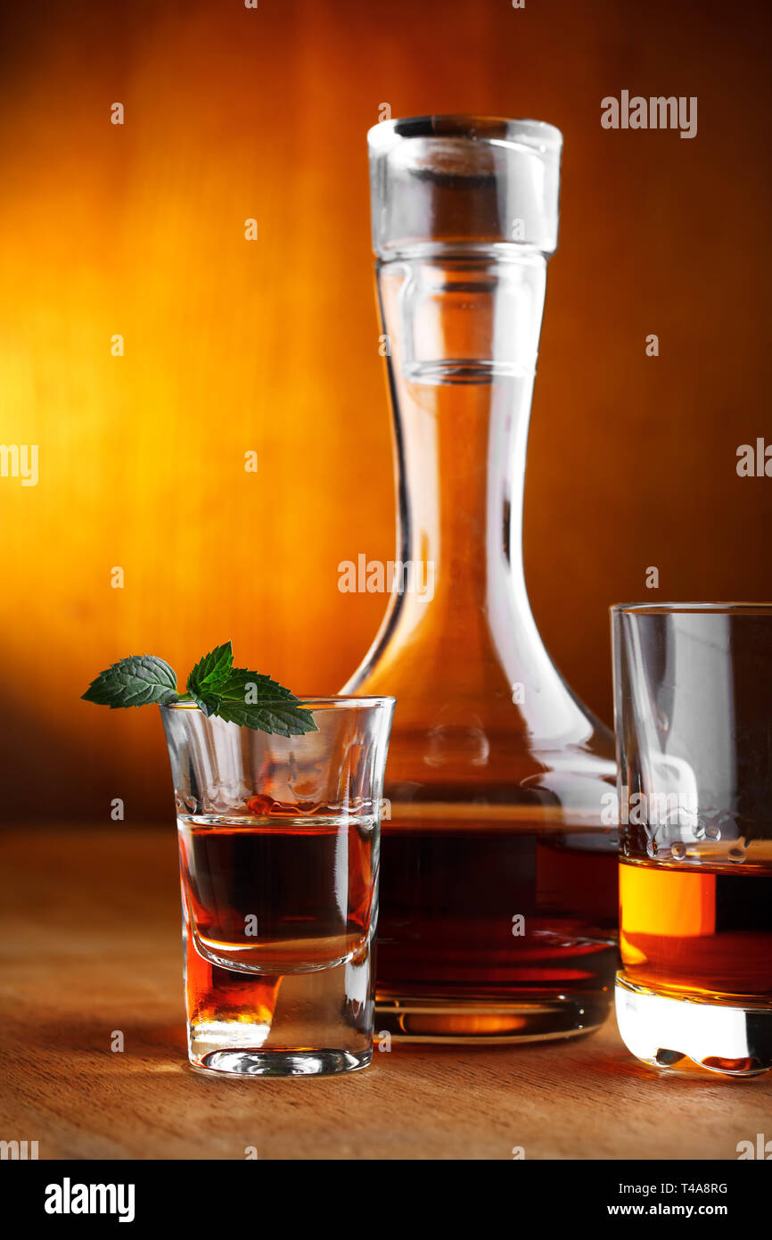 Whiskey und Tequila mit Minze Stockfoto