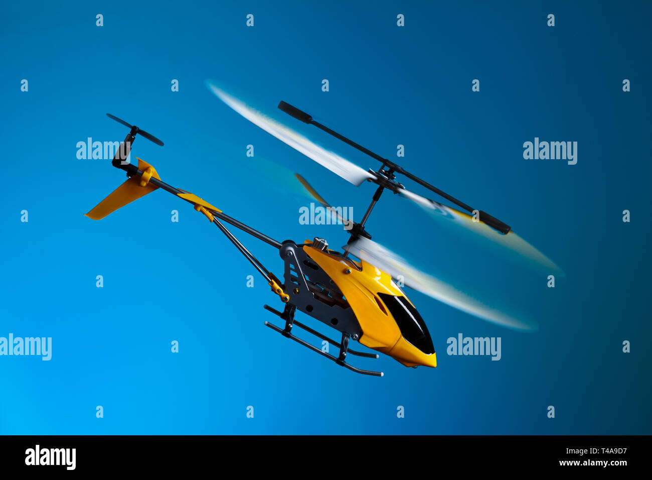 Fliegen mit remote gesteuerten Helikopter Stockfoto
