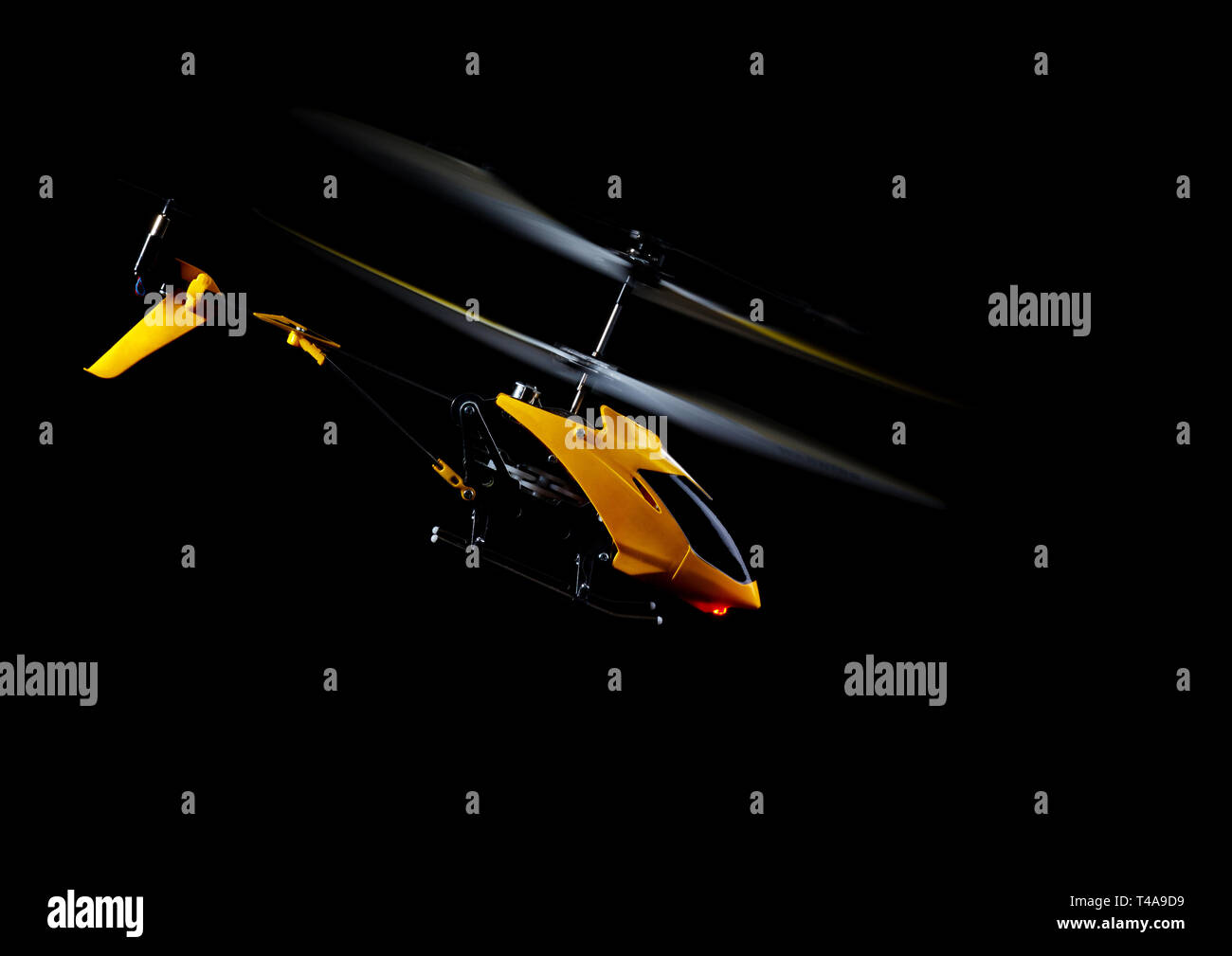 Flying RC Hubschrauber auf Schwarz Stockfoto