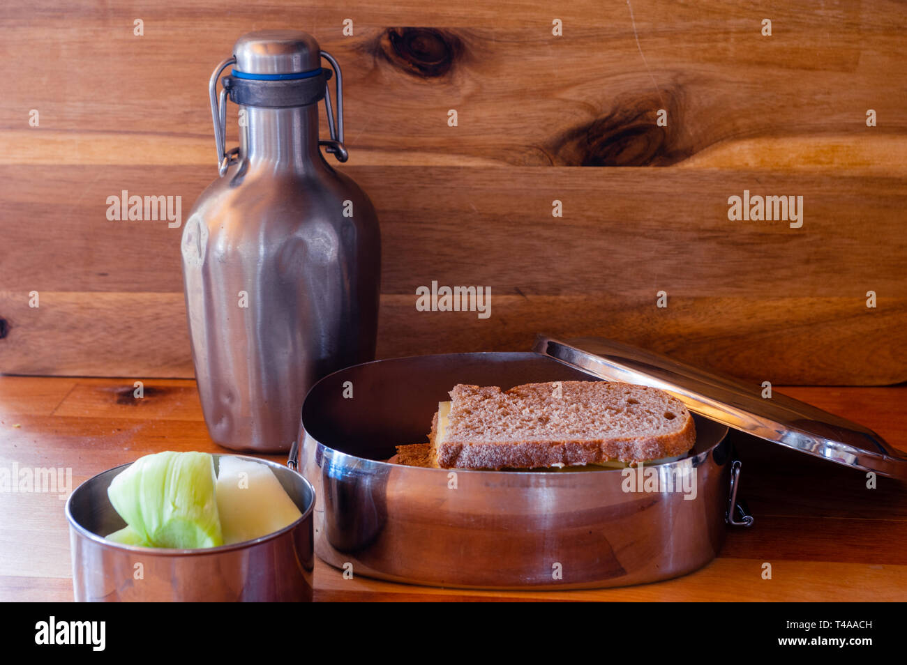 Schule Mittagessen in Edelstahl Brotdose auf Holz- Oberfläche verpackt Stockfoto