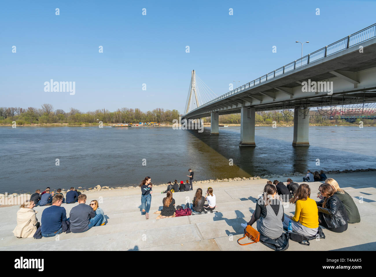 Warschau, Polen. April 2018. Entspannen Sie an den Ufern der Weichsel im Frühjahr Stockfoto