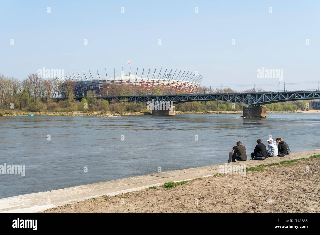 Warschau, Polen. April 2018. Entspannen Sie an den Ufern der Weichsel im Frühjahr Stockfoto