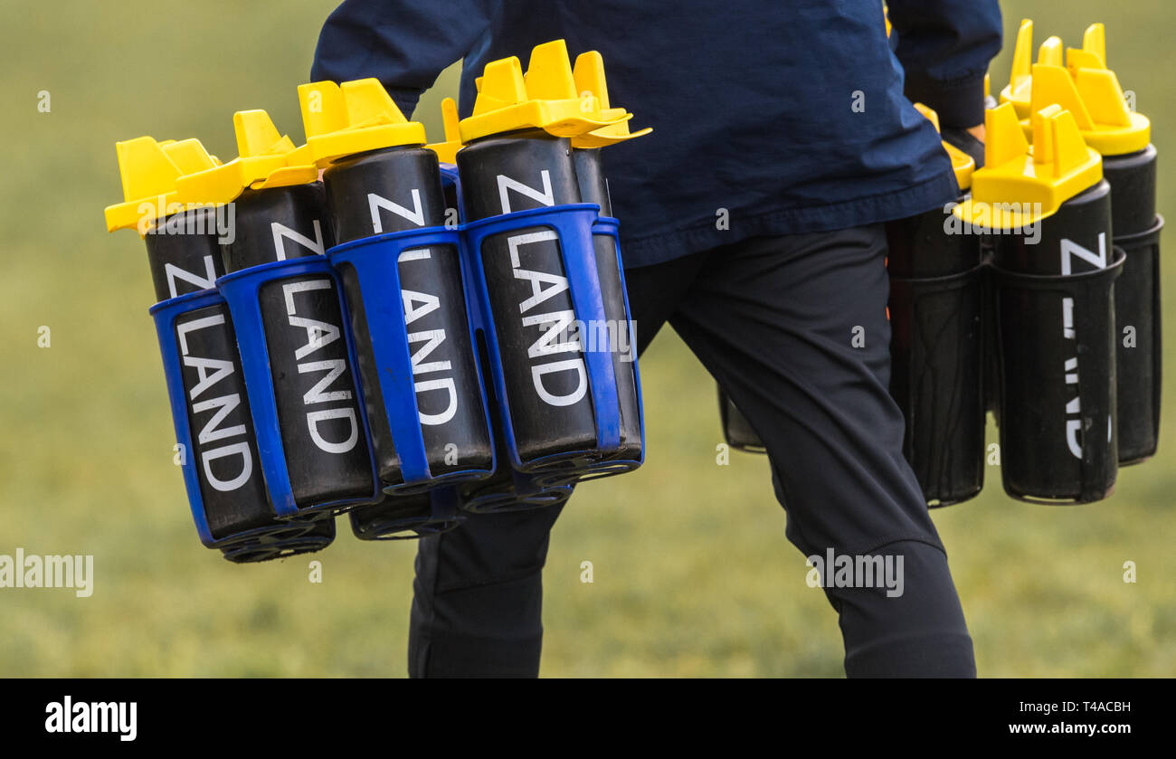 Rugby-Support-Team-Mitglied mit Wasserflaschen aus Ziland Stockfoto