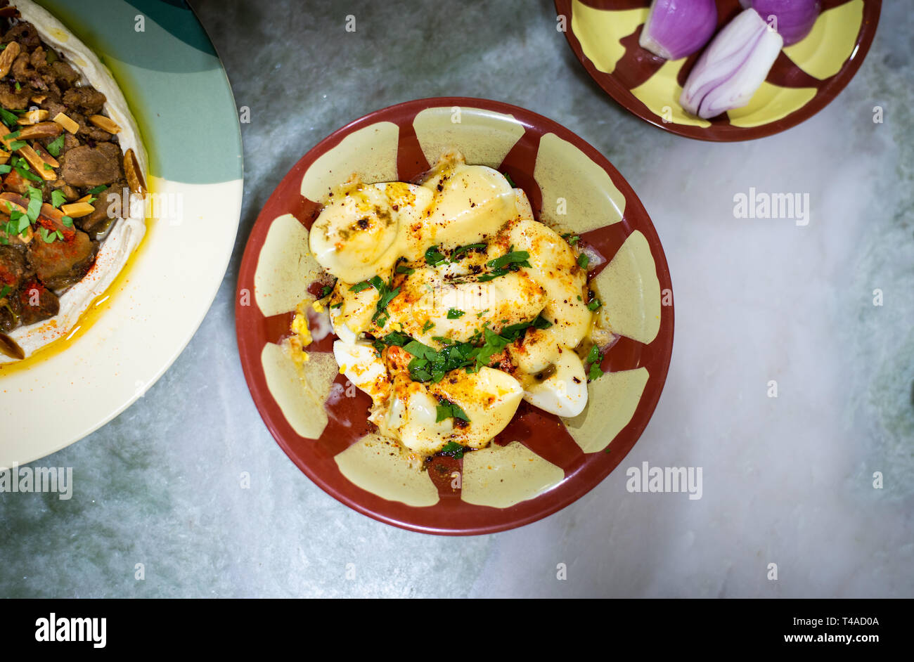 Eier mit Käse und arabische Speisen auf dem Tisch, Ansicht von oben Stockfoto