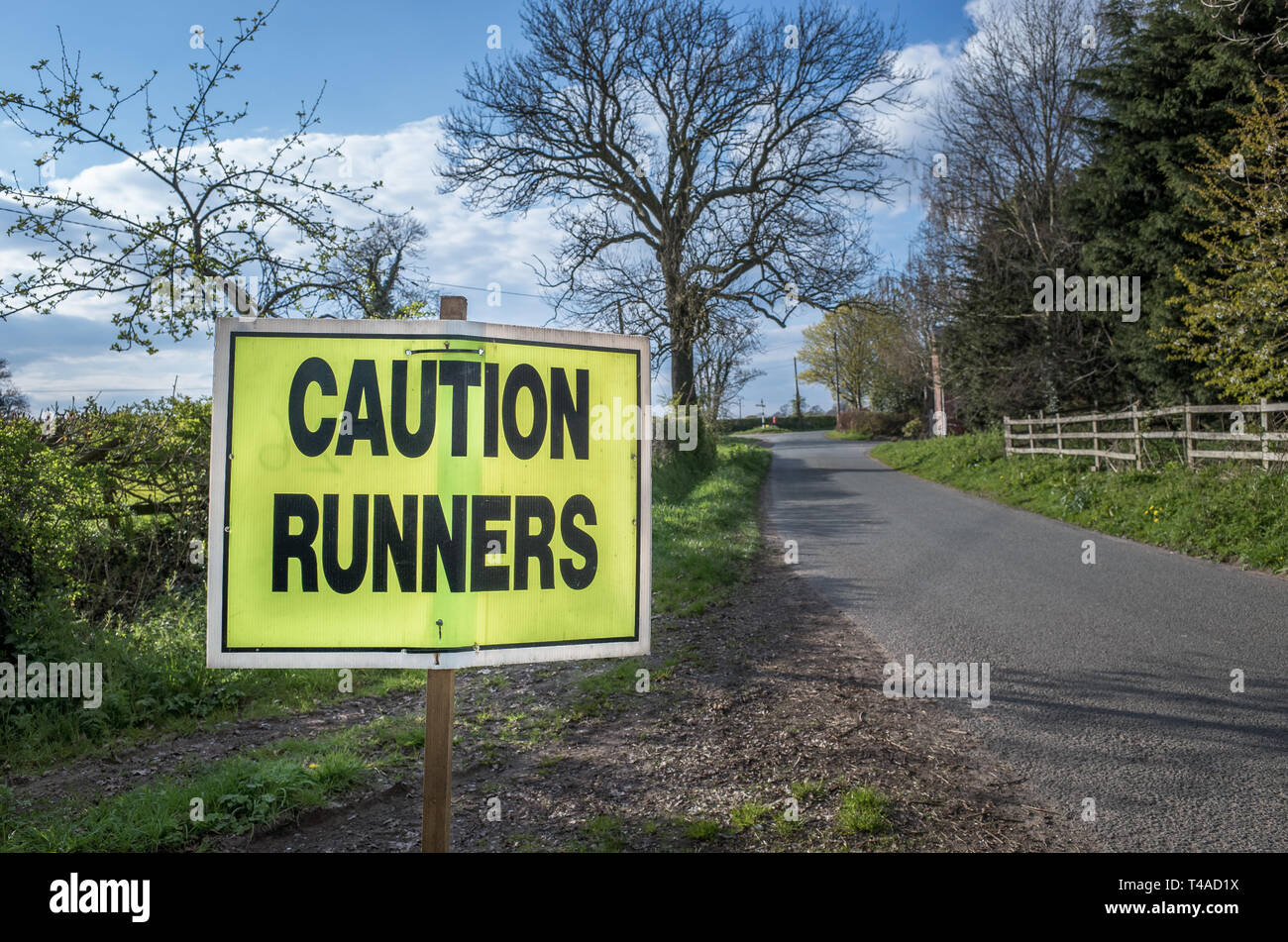 Warnschild Warnung von Läufern in einem offiziellen Rennen um die Landschaft. Stockfoto