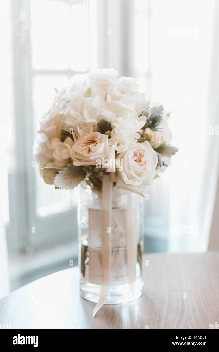 Brautstrauß in einem Glas Vase mit weißen Rosen Stockfotografie