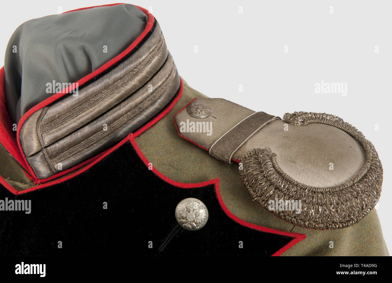 Ein Modell 1913 Tunika für ein Kapitän in der sapper Bataillon, Oliv-grüne Trikot Tuch, rot Rohrleitungen, schwarzen kragen und revers. Guard Flechten mit silberner Stickerei, Tasten mit gestanzten Eagle (reverse Maker's Mark "Wunder, St. Petersburg"). Mit Schulterklappen eines Kapitäns im Life Guard Sapper Bataillon. Minimale Motte beschädigt, sonst in sehr gutem Zustand, historische, historischen, 1910 s, 20. Jahrhundert, Uniform, Uniformen, Kleidung, Kleidung, Outfit, Outfits, Verschleiß, Objekt, Objekte, Stills, Clipping, Clippings, Ausschneiden, Ausschnitten, Additional-Rights - Clearance-Info - Not-Available Stockfoto
