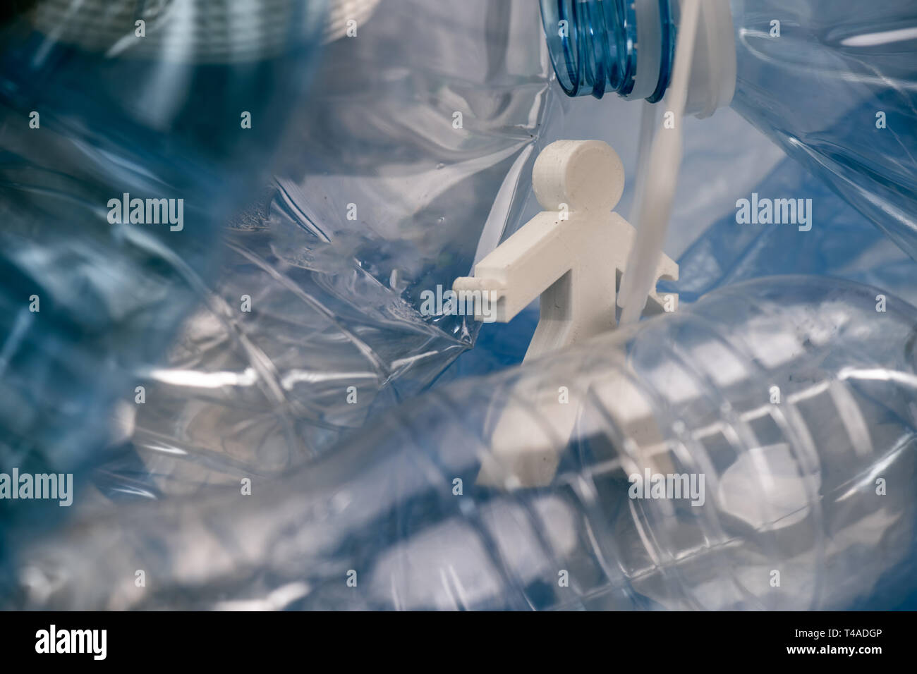Abstraktes Modell von alive Mann zwischen Kunststoff Flasche in einem Haufen geworfen klemmt Stockfoto