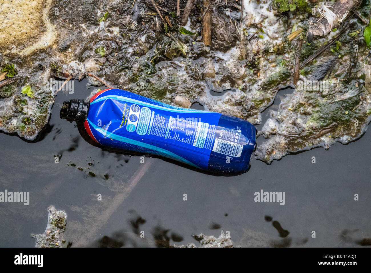 Plastikflasche Abfälle Schadstoffe eine Wasserstraße. Stockfoto