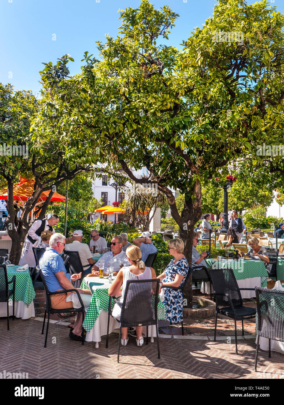 Alfresco Dining Marbella orange Quadrat - Plaza de los Naranjos, Casco Antiguo. Outdoor Dining, Leute genießen Essen & Wein in der Altstadt von Marbella Spanien Stockfoto