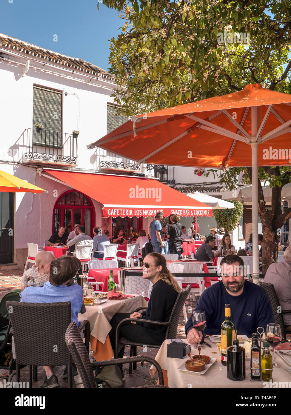Alfresco Dining Marbella orange Quadrat - Plaza de los Naranjos, Casco Antiguo. Outdoor Dining, Leute genießen Essen & Wein in der Altstadt von Marbella Spanien Stockfoto