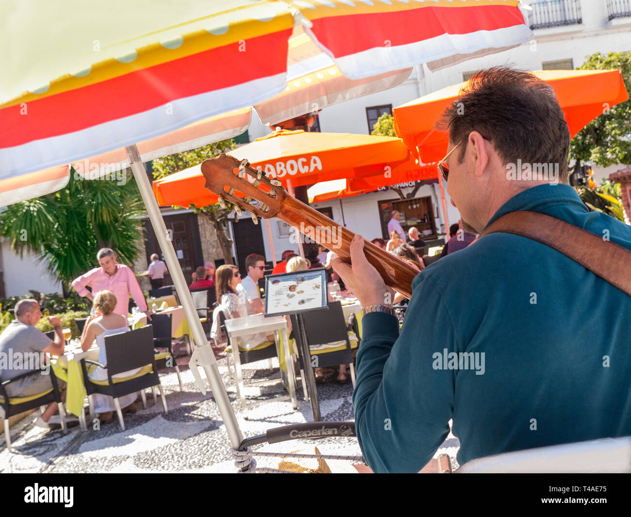 Marbella spanische Gitarristen Musik Unterhaltung Alfresco Restaurant Gäste. Plaza de los Naranjos, Orange Square. Mittagessen & in der Altstadt von Marbella Spanien Stockfoto